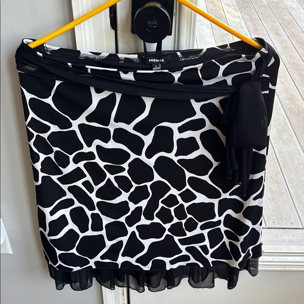 Black and White Giraffe 🦒 Patterned knee length Skirt